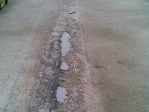 受损的屋顶伸缩缝 受损的屋顶伸缩缝